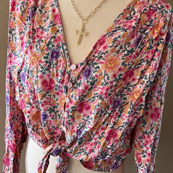 Floral print button down tie bottom blouse - Picture 5 of 6